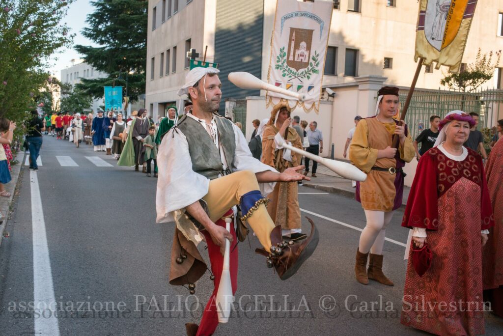 un giocoliere con mazze partecipa alla sfilata del palio